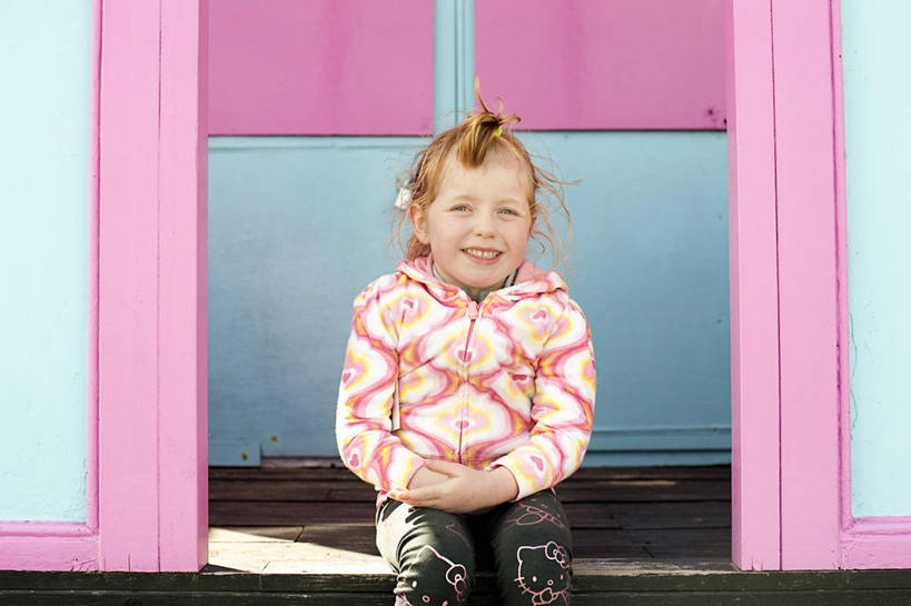 西方人,儿童,头发,一个人,坐,握手,微笑,横图,室外,白天,正面,快乐,幸福,纯洁,英国,欧洲,欧洲人,仅一个女性,仅一个人,牛仔裤,休闲装,小孩,粉色,蓝色,仅一个小孩,金色,可爱,童年,童趣,摄影,宁静,童真,烂漫,无邪,天真,女孩,女人,女性,白种人,孩子,搀手,拉手,手拉手,手握手,女生,顶髻