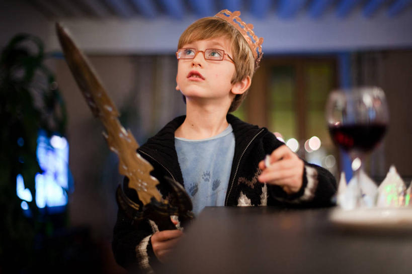 儿童,脸,头,脸颊,一个人,横图,室内,特写,白天,正面,纯洁,仅一个男性,仅一个人,眼镜,拿着,肩膀,小孩,向上看,仅一个小孩,幻想,可爱,童年,童趣,摄影,剑,肖像,童真,烂漫,无邪,天真,男孩,男人,男性,孩子,头部,脸部,脸蛋,面部,王冠,彩图,男生,安锡