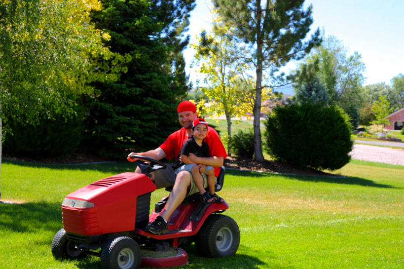 西方人,儿童,成年人,中年人,两个人,家庭,父亲,儿子,坐,微笑,横图,室外,白天,旅游,度假,纯洁,草坪,美景,欧洲,美国,欧洲人,棒球帽,庭院,景观,休闲装,娱乐,草,小孩,自然,享受,休闲,温暖,温馨,一家人,景色,放松,可爱,童年,童趣,搭,摄影,割草机,和睦,搭着,自然风光,拖拉机,后院,童真,烂漫,无邪,天真,男孩,男性,中年男性,白种人,亚洲人,孩子,彩图,融洽,割,幼儿,菲律宾人,例行公事