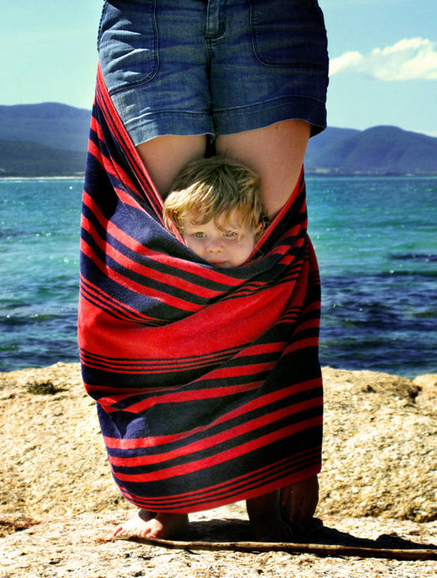 西方人,婴儿,儿童,成年人,头发,两个人,家庭,父母,母亲,儿子,站,竖图,室外,白天,度假,纯洁,海洋,日光,欧洲,澳大利亚,欧洲人,条纹,包裹,纺织物,小孩,毛巾,清洁,温暖,温馨,一家人,金色,可爱,童年,摄影,活泼,保暖,和睦,关爱,宝宝,塔斯马尼亚,透气,纯真,烂漫,无邪,防水,储水,耐磨,吸水,伶俐,天真,男性,女人,女性,白种人,孩子,海滩,彩图,融洽