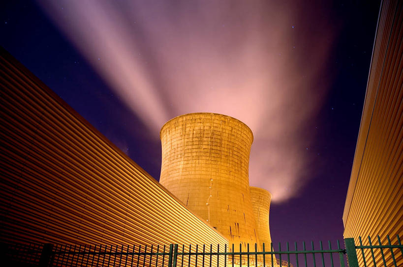 无人,横图,室外,夜晚,长时间曝光,仰视,英国,云,烟,发电站,摄影,能源,宁静,冷却塔,彩图,低角度拍摄