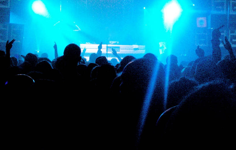 举,横图,彩色,室内,夜晚,英国,朦胧,模糊,庆祝,首都,许多人,音乐,蓝色,托,一群人,活力,媒体,俱乐部,摄影,司仪,五颜六色,明亮,照亮,色彩斑斓,荧光,照明设备,广播,剪影,夜总会,五彩缤纷,群众,主持人,主持,迪斯科,五彩斑斓,节目主持人,五光十色,举起,举手,举着,向上举,向上伸,向上托,彩图