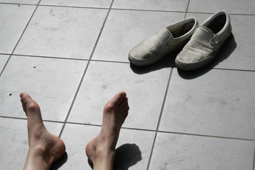 成年人,一个人,坐,横图,俯视,室内,白天,瑞典,仅一个男性,休息,疲倦,赤脚,放松,摄影,帆布鞋,砖地,疲劳,疲惫,困乏,疲乏,委顿,疲困,疲顿,疲钝,倦怠,怠倦,哥德堡,坐着,彩图,高角度拍摄