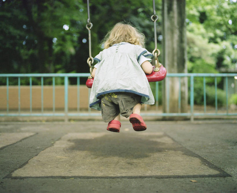 婴儿,儿童,一个人,横图,室外,白天,纯洁,游乐场,东京,日本,亚洲,仅一个人,吊挂,悬挂,摇摆,首都,半空,挂,休闲装,小孩,背面,荡秋千,可爱,童年,摄影,活泼,边界,宝宝,东亚,纯真,烂漫,无邪,本州,关东地方,本州岛,日本国,东京都,伶俐,天真,孩子,彩图,目黑区