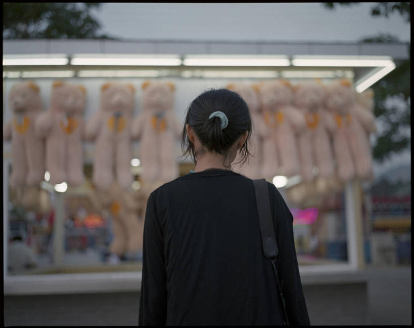 成年人,头发,一个人,站,横图,室外,白天,窗户,落地窗,橱窗,熊,大连,仅一个女性,玻璃窗,背面,黑色,思考,摄影,马尾辫,玻璃橱窗,辽宁省,星海广场,半身,彩图,独处