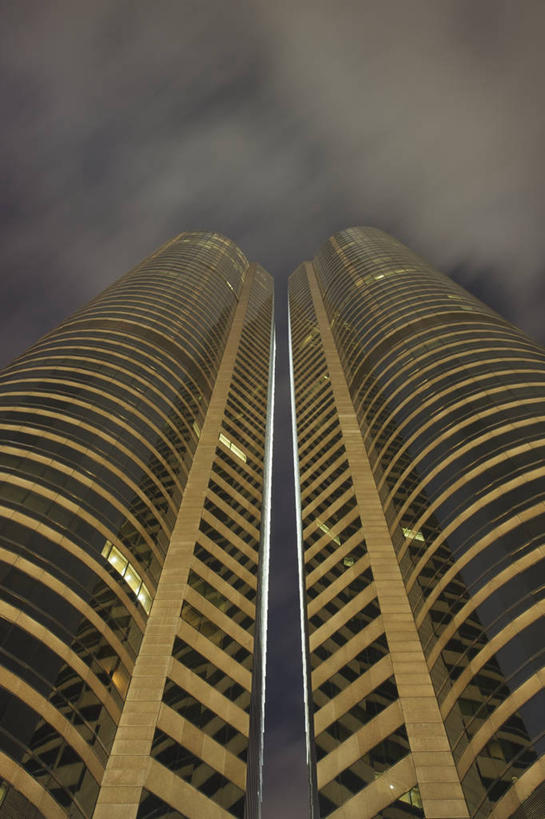 无人,竖图,室外,夜晚,仰视,商务,城市,建筑,摩天大楼,香港,对称,两个,摄影,企业,公司,透视图,彩图,低角度拍摄