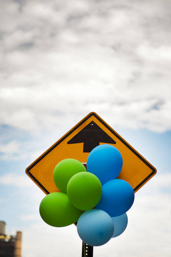 无人,竖图,室外,白天,纽约,美国,交通,方向,蓝色,绿色,气球,摄影,幽默,积雨云,交通标志,布鲁克林,彩图