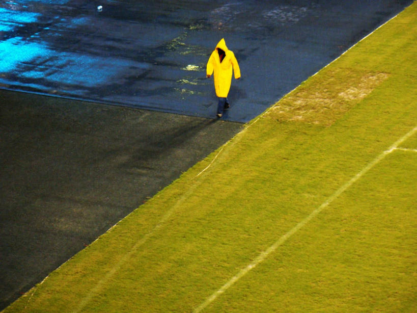 成年人,一个人,横图,俯视,室外,白天,草坪,路,巴西,仅一个男性,路边,冬天,方向,外套,南美,寒冷,摄影,南美洲,拉丁美洲,美洲,巴西联邦共和国,亚美利加洲,南亚美利加洲,贝伦,帕拉,帕拉州,步行,彩图,高角度拍摄,风帽,独处