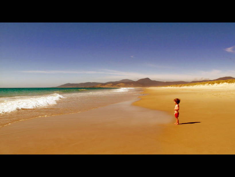 西方人,婴儿,儿童,一个人,站,横图,室外,白天,度假,纯洁,海浪,欧洲,澳大利亚,欧洲人,仅一个人,地平线,小孩,思考,可爱,童年,摄影,活泼,宝宝,塔斯马尼亚,纯真,烂漫,无邪,伶俐,天真,男性,白种人,孩子,海滩,彩图,独处