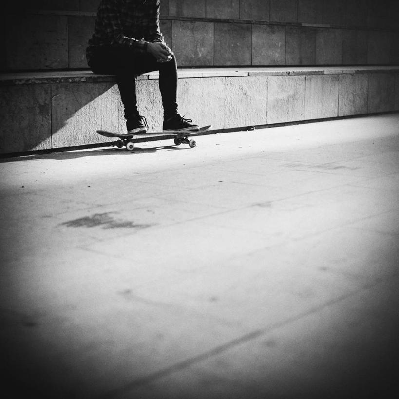 一个人,坐,握手,方图,黑白,室外,白天,滑冰,西班牙,巴塞罗那,朦胧,模糊,休闲装,放松,摄影,滑板,加泰隆尼亚,搀手,拉手,手拉手,手握手,滑板运动