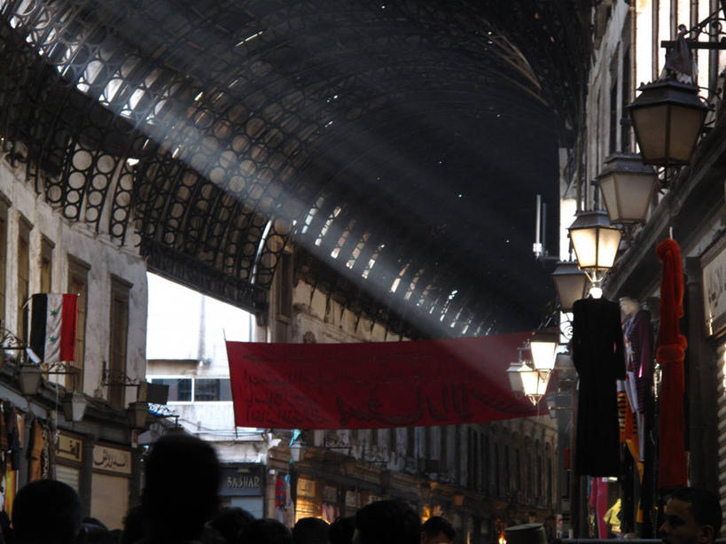 横图,室内,白天,天花板,建筑,旗帜,叙利亚,市场,首都,破坏,破损,摄影,损坏,照明设备,剪影,弹孔,大马士革,彩图,叙利亚国旗