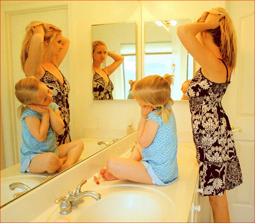 西方人,儿童,成年人,头发,两个人,家庭,母亲,女儿,站,坐,举,握手,横图,室内,白天,侧面,纯洁,镜子,浴室,欧洲,美国,欧洲人,准备,花纹,反射,洗手池,小孩,托,温暖,温馨,一家人,金色,可爱,童年,童趣,摄影,和睦,青春期,童真,烂漫,无邪,吉尔伯特,天真,年轻女性,女孩,女性,白种人,孩子,年轻人,长发,搀手,举起,举手,举着,拉手,盘着腿坐,手拉手,手握手,向上举,向上伸,向上托,彩图,融洽