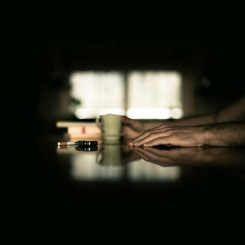 成年人,手,一个人,坐,方图,室内,白天,寂寞,桌子,香烟,意大利,仅一个男性,咖啡杯,首都,依靠,思考,人体,摄影,部分,彩图,独处