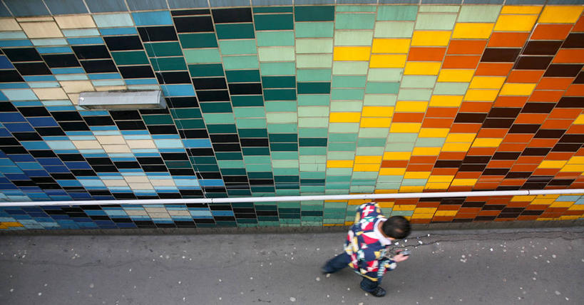 成年人,一个人,栏杆,横图,俯视,彩色,室外,白天,旅途,城市,手机,英国,仅一个男性,行人,隧道,瓷砖,墙,首都,休闲装,摄影,五颜六色,色彩斑斓,发短信,五彩缤纷,地下通道,五彩斑斓,无线电技术,茄克,式样,五光十色,步行,彩图,高角度拍摄,旅行