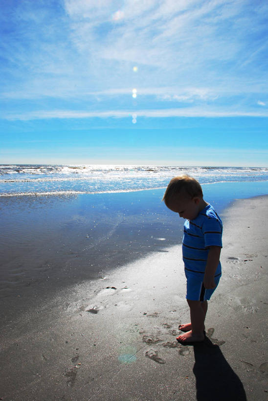 西方人,婴儿,儿童,一个人,站,竖图,俯视,室外,度假,纯洁,海洋,欧洲,美国,欧洲人,仅一个人,短裤,沙子,河岸,水平线,T恤,注视,休闲装,小孩,波浪,观察,看,赤脚,可爱,童年,摄影,活泼,观看,察看,北美,北美洲,关注,德克萨斯州,宝宝,美洲,纯真,烂漫,无邪,德克萨斯,得州,德州,得克萨斯州,孤星之州,北亚美利加洲,亚美利加洲,加尔维斯顿,伶俐,天真,白种人,孩子,海滩,休闲活动,彩图,高角度拍摄,美利坚合众国,短发