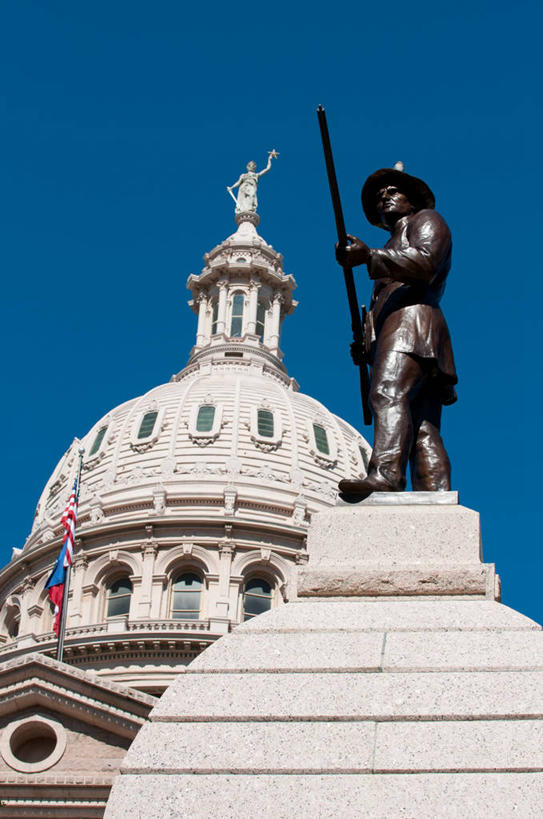 无人,牛仔,竖图,室外,白天,仰视,骄傲,建筑,美国,雕像,历史,武器,战争,摄影,纪念,留念,领导,政府大楼,圆顶建筑,政府,怀念,政治,来福枪,万里无云,把握,彩图,低角度拍摄,掌控