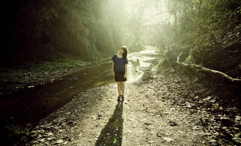 西方人,成年人,一个人,站,横图,室外,白天,河流,日光,西班牙,欧洲,欧洲人,仅一个年轻女性,仅一个女性,仅一个人,河岸,河床,自然,摄影,肖像,逆光,年轻女性,女人,女性,白种人,年轻人,彩图,独处