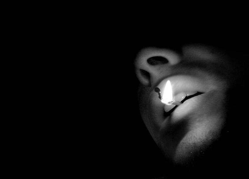 成年人,一个人,横图,特写,仰视,风险,德国,仅一个男性,仅一个人,阴影,黑色背景,火柴,火焰,燃烧,热,破坏,破损,仅一个年轻男性,力量,人体,摄影,照亮,损坏,肖像,美因茨,危险,男人,男性,年轻男性,年轻人,彩图,低角度拍摄,影棚拍摄,韧性