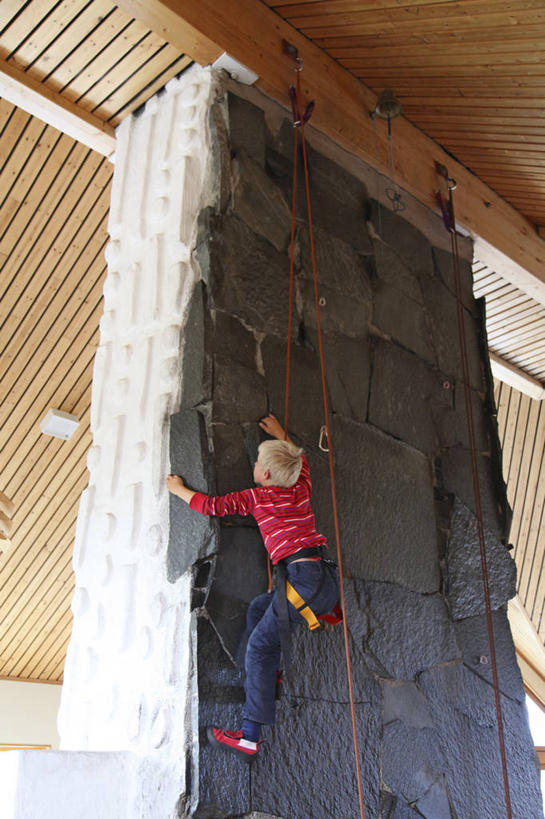 西方人,儿童,一个人,攀登,竖图,室内,白天,仰视,纯洁,攀岩,瑞典,欧洲,欧洲人,仅一个男性,仅一个人,墙,屋顶,极限运动,小孩,仅一个小孩,可爱,童年,童趣,摄影,童真,烂漫,无邪,技能,攀岩墙,天真,男孩,男人,男性,白种人,孩子,休闲活动,彩图,低角度拍摄,男生,爬绳