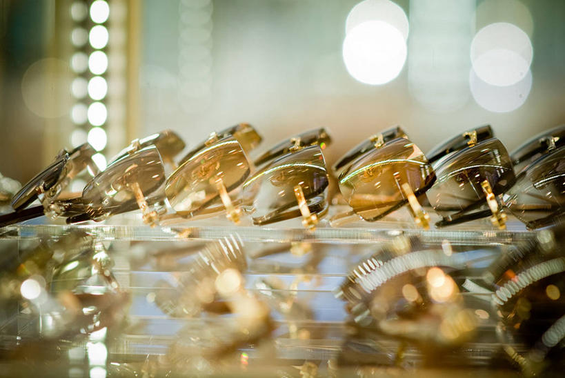 无人,横图,特写,窗户,落地窗,橱窗,一排,许多,整齐,商品,很多,玻璃窗,架子,排列,太阳镜,零售,摄影,队列,华贵,玻璃橱窗,陈列柜,彩图,影棚拍摄