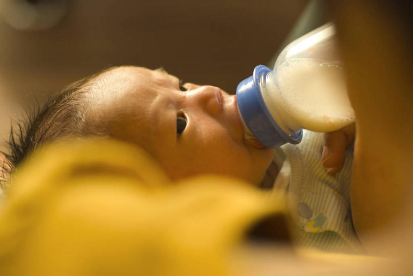 婴儿,儿童,手,两个人,家庭,父母,母亲,儿子,横图,纯洁,台湾,奶瓶,拿着,小孩,瓶子,容器,温暖,温馨,一家人,可爱,童年,吸,人体,摄影,活泼,奶嘴,婴儿用品,储藏,部分,和睦,储存,关爱,宝宝,纯真,烂漫,无邪,桃园县,喂养,伶俐,天真,男性,女性,中国人,孩子,仰卧,彩图,爱,融洽,贮存