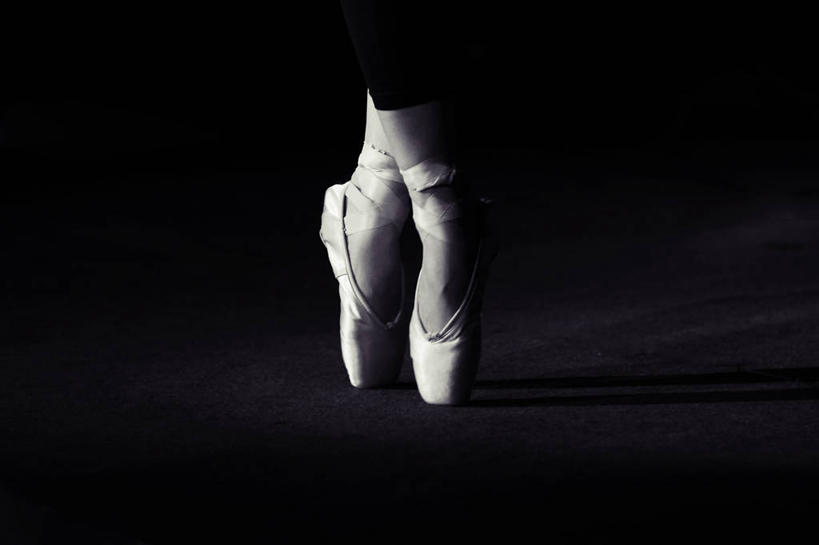 一个人,横图,黑白,表演,黑色背景,表演者,平衡,人体,摄影,高雅,优美,芭蕾舞鞋,芭蕾鞋,足,技能,芭蕾舞,女性,影棚拍摄,芭蕾舞者