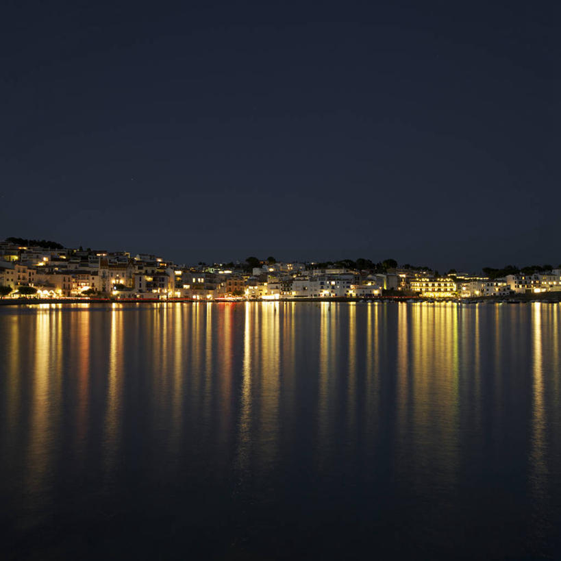 无人,方图,室外,夜晚,山,水,建筑,西班牙,欧洲,反射,海岸线,城镇,摄影,宁静,照亮,南欧,加泰罗尼亚,西班牙王国,赫罗纳,赫罗纳省,卡达凯斯,彩图