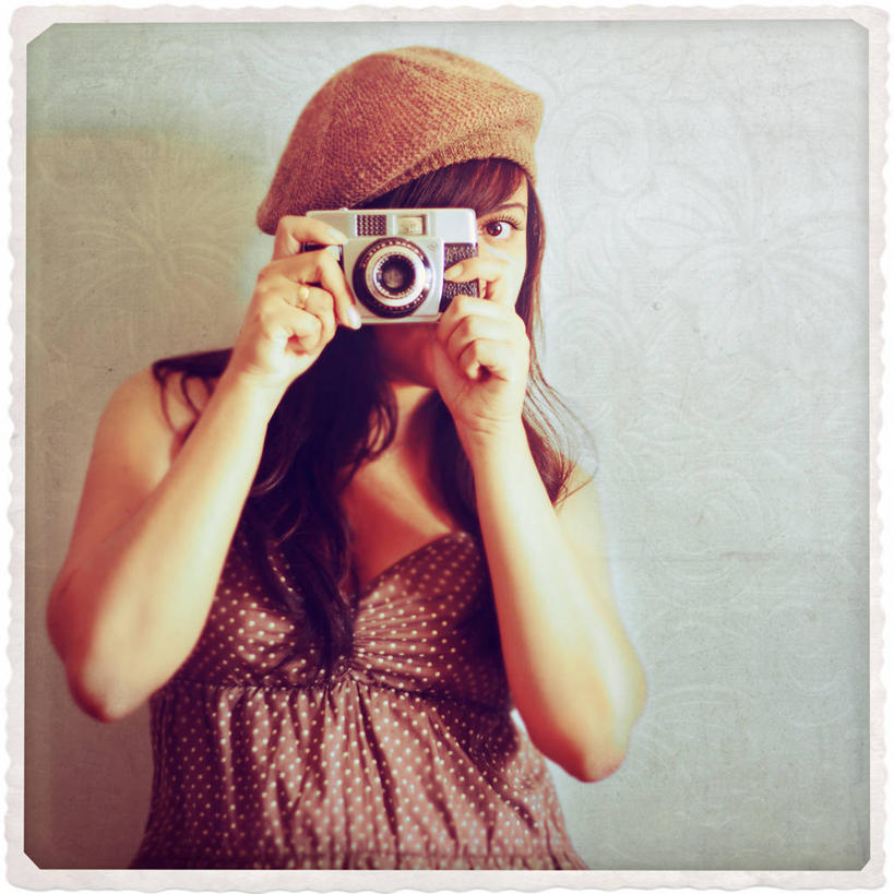 西方人,成年人,一个人,方图,阶调图片,复古,帽子,相机,欧洲,欧洲人,仅一个年轻女性,仅一个女性,仅一个人,古典,拍照,摄影,肖像,贝雷帽,编织帽,年轻女性,女人,女性,白种人,年轻人,长发,半身,彩图,影棚拍摄,美人