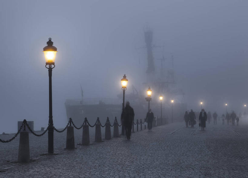 横图,室外,夜晚,旅游,雾,道路,路,路灯,公路,瑞典,行人,小路,交通,天气,首都,许多人,一群人,寒冷,摄影,照亮,剪影,马路,步行,彩图,海港