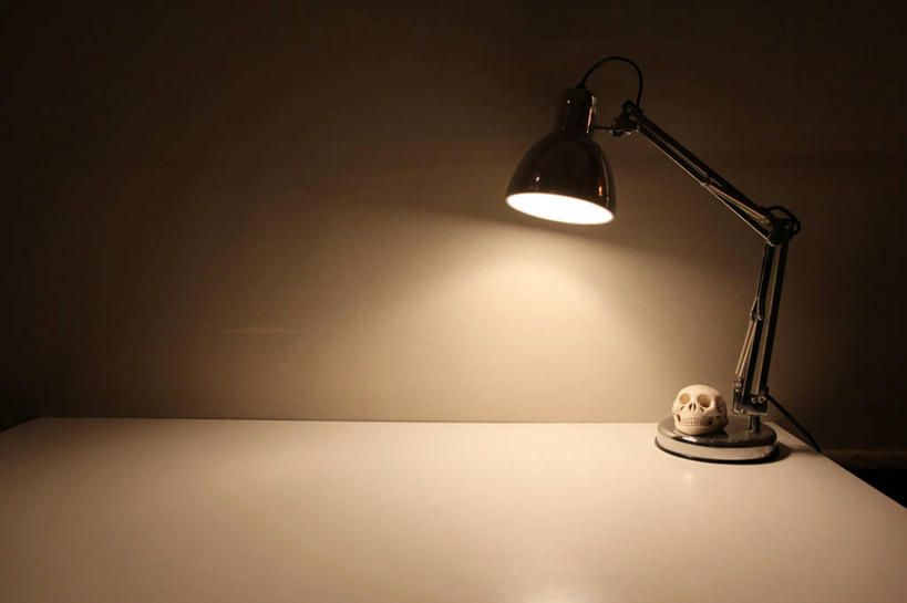 无人,横图,室内,夜晚,台灯,桌子,英国,一排,整齐,头骨,首都,干净,排列,摄影,电灯,照亮,队列,彩图