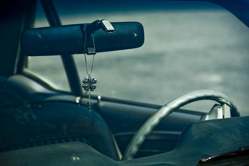 无人,横图,室外,白天,运气,安全,镜子,美国,吊挂,悬挂,反射,珠子,四叶草,挂,方向盘,摄影,后视镜,部分,护身符,镜像,生命,镜面,加利福尼亚,老爷车,光学,彩图