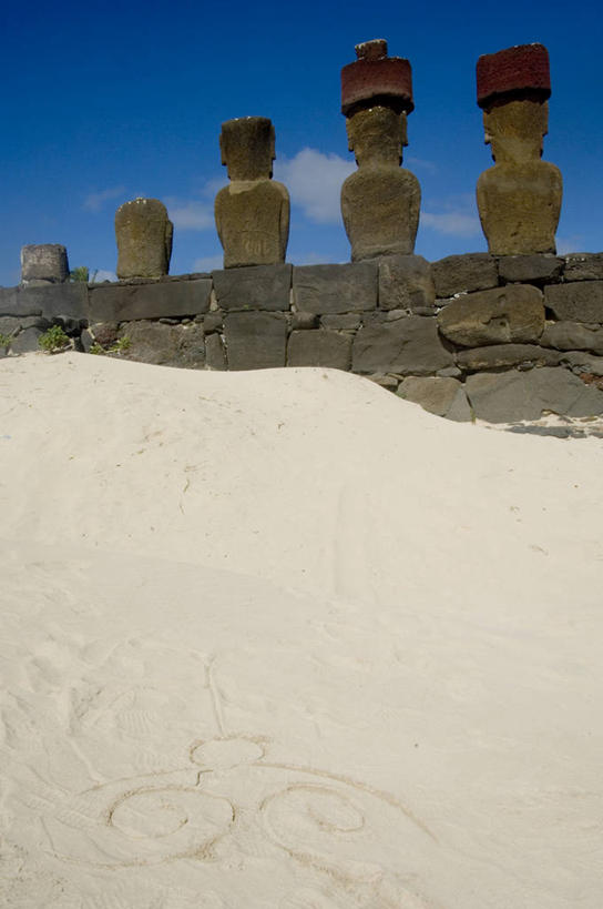 无人,竖图,室外,白天,度假,复活节岛,智利,一排,整齐,雕像,沙丘,石墙,排列,南美,摄影,南美洲,拉丁美洲,队列,美洲,复活节岛石像,波利尼西亚,摩艾石像,亚美利加洲,南亚美利加洲,复活岛,智利共和国,古代文明,摩艾像,美术工艺,波利尼西亚群岛,海滩,彩图,复活节岛人像,赫布亚岛,拉帕努伊岛,毛埃石像,摩阿仪,摩埃石像,莫阿伊,帕赛兰,伊斯特岛
