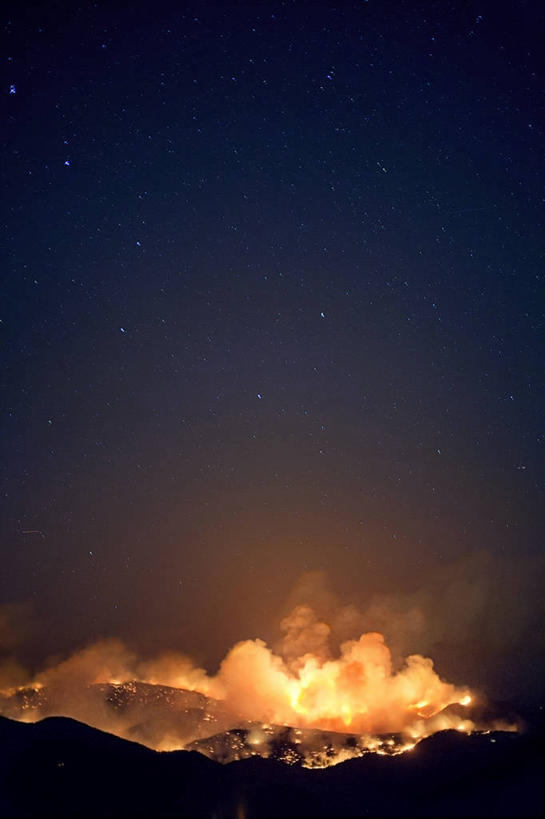 无人,竖图,室外,夜晚,留白,长时间曝光,树林,美国,火焰,地形,燃烧,风景,烟,摄影,森林火灾,危险,彩图