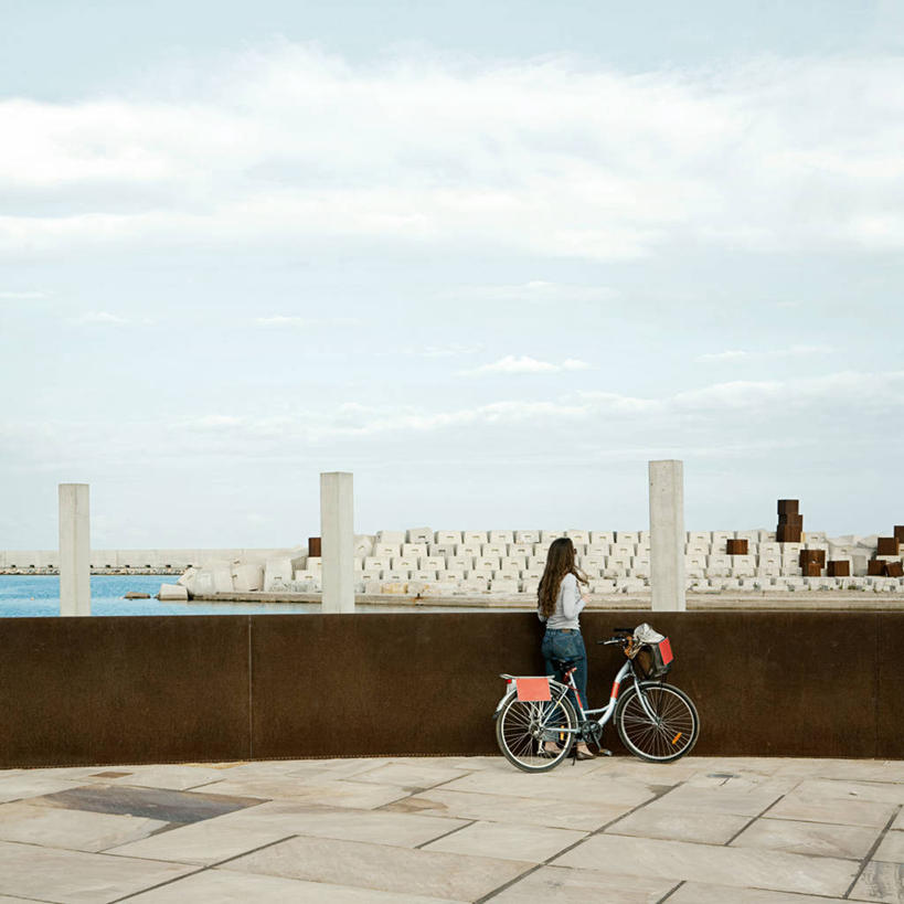 西方人,成年人,一个人,站,方图,室外,白天,海洋,自行车,西班牙,欧洲,巴塞罗那,欧洲人,仅一个年轻女性,仅一个女性,仅一个人,墙,休闲装,筐,背面,思考,摄影,宁静,年轻女性,女人,女性,白种人,年轻人,长发,休闲活动,彩图,独处