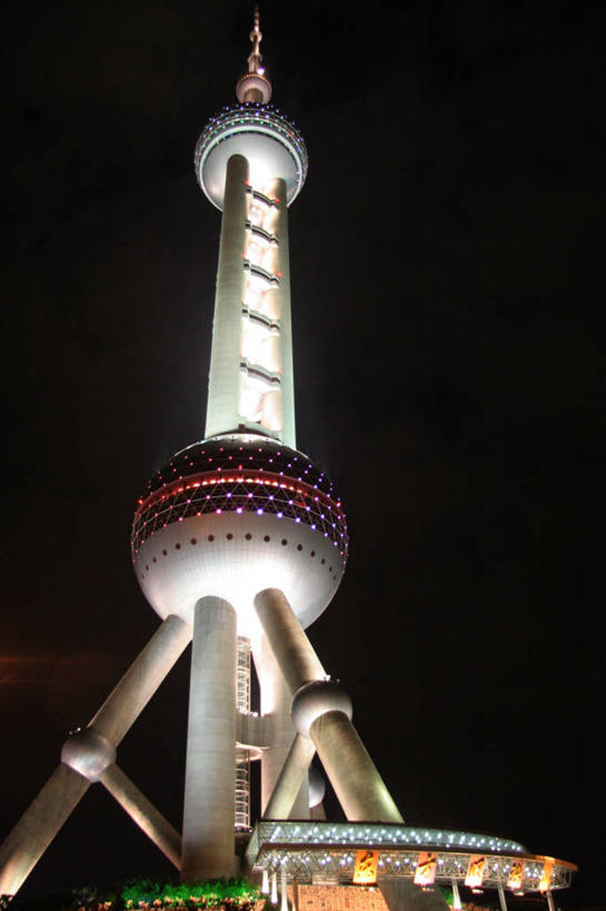 无人,竖图,室外,夜晚,仰视,城市,建筑,摩天大楼,上海,现代,球体,摄影,照亮,中国文化,市区,彩图,低角度拍摄,东方明珠塔