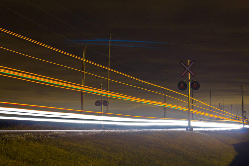 无人,横图,室外,夜晚,路,铁路,火车,照明,加拿大,轨道,交通,铁轨,灯,灯具,运输,摄影,尾灯,迅速,照亮,照明设备,前照灯,前大灯,车前灯,安大略省,彩图,旅行