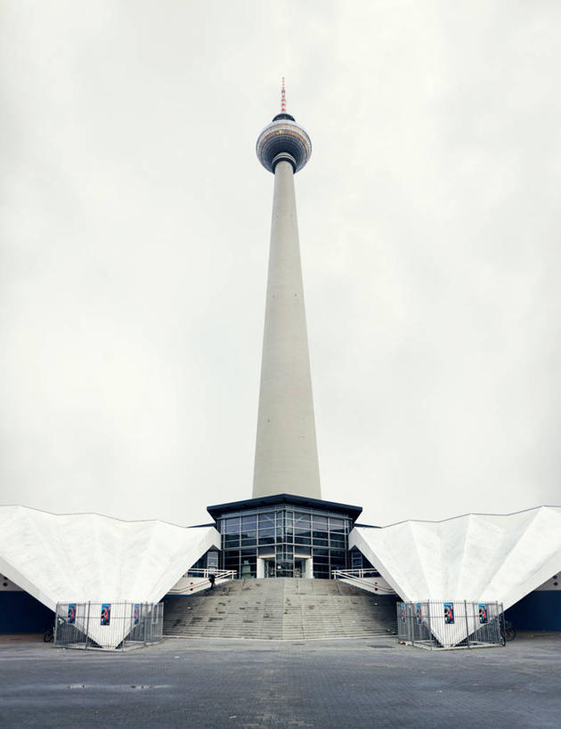 无人,广场,竖图,室外,白天,仰视,多云,城市,建筑,德国,首都,现代,柏林,摄影,无线电通信塔,柏林电视塔,彩图,低角度拍摄