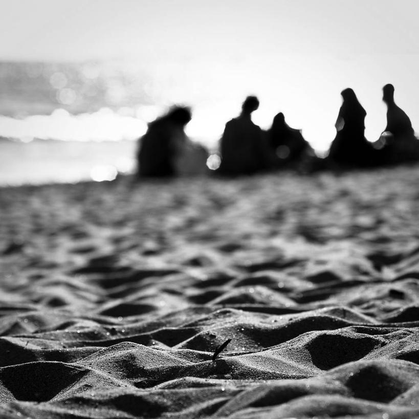 坐,方图,黑白,室外,白天,友谊,海洋,日光,法国,五个人,波纹,朦胧,模糊,沙子,放松,摄影,剪影,海滩,日岛