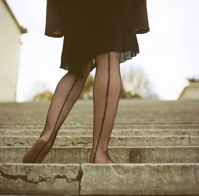 成年人,腿,一个人,站,横图,室外,白天,仰视,时尚,城市,法国,巴黎,仅一个女性,首都,台阶,黑色,人体,摄影,长袜,裤袜,四肢,彩图,低角度拍摄