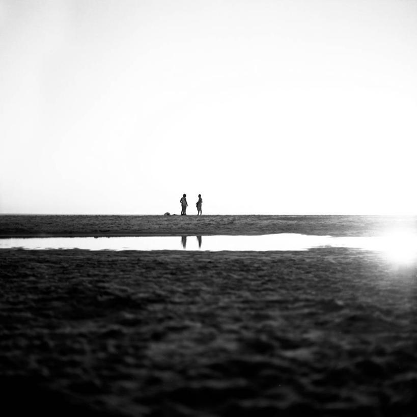 成年人,两个人,站,方图,黑白,室外,白天,留白,日光,法国,反射,地平线,辽阔,地面,广阔,摄影,一望无际,延伸,剪影,天地相交,无边无际,一马平川,水坑,散焦,海滩,休闲活动,鲁瓦扬