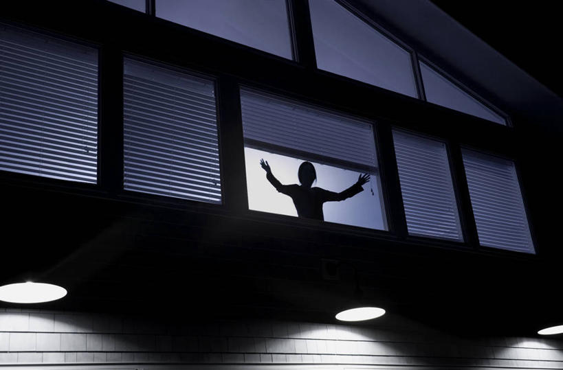 成年人,一个人,举,横图,室外,夜晚,仰视,纽约,美国,仅一个女性,注视,灯,观察,看,托,百叶帘,摄影,观看,照亮,察看,关注,剪影,监视,举起,举手,举着,向上举,向上伸,向上托,半身,彩图,低角度拍摄