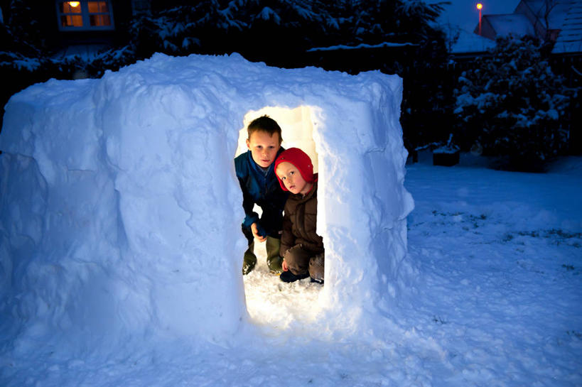 西方人,儿童,两个人,蹲,横图,室外,夜晚,纯洁,雪,帽子,英国,欧洲,欧洲人,房屋,庭院,屋子,冬天,文化,小孩,看,寒冷,可爱,童年,童趣,摄影,保护,童真,烂漫,无邪,编织帽,雪屋,天真,男孩,女孩,白种人,孩子,彩图,房子,小屋