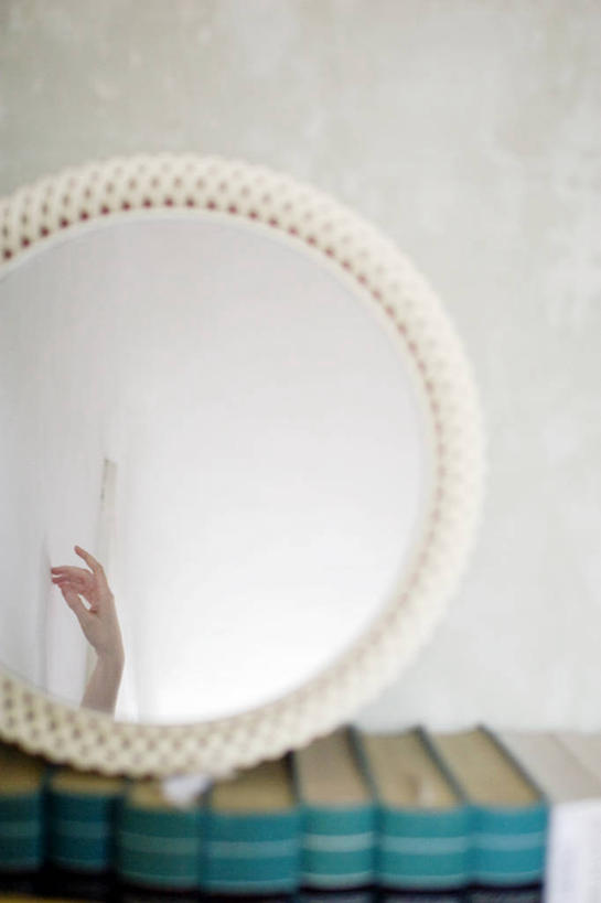 成年人,手,一个人,竖图,室内,镜子,德国,仅一个女性,反射,墙,首都,柏林,人体,摄影,部分,简单,书,彩图,弱点