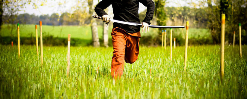 成年人,一个人,跑,横图,全景,室外,白天,西班牙,巴塞罗那,仅一个男性,拿着,休闲装,草,摄影,保护,剑,进攻,危险,彩图