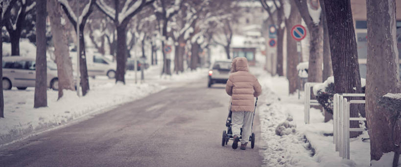 成年人,一个人,推,横图,全景,室外,白天,雪,街道,汽车,意大利,仅一个女性,冬天,婴儿车,树,背面,自然,寒冷,运输,摄影,交通标志,步行,彩图,林荫大道