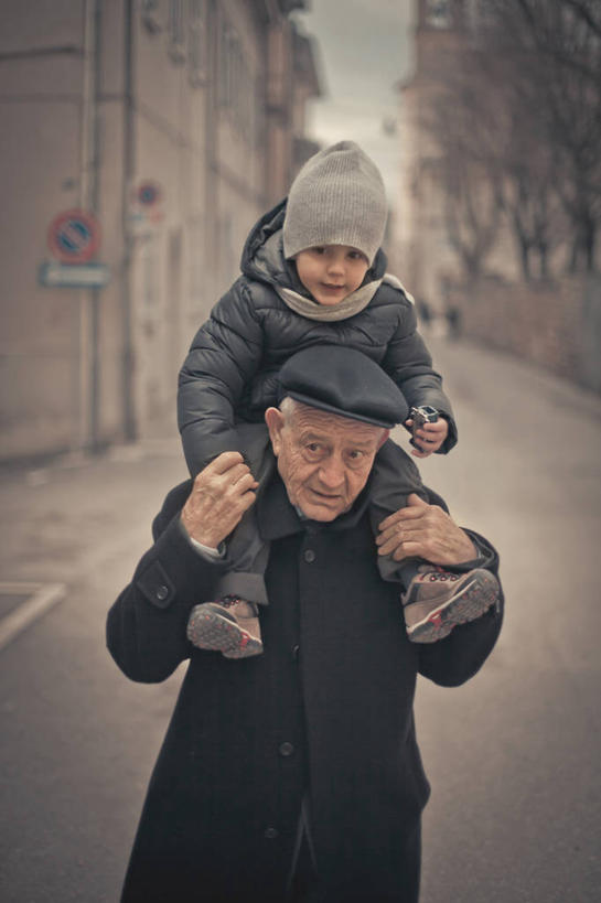 儿童,成年人,老年人,两个人,祖父,竖图,室外,特写,白天,纯洁,建筑,街道,帽子,意大利,连接,拿着,休闲装,小孩,可爱,童年,童趣,摄影,交通标志,童真,烂漫,无邪,编织帽,骑在肩上,天真,老年男性,男孩,男人,男性,孩子,孙子,半身,彩图,软帽