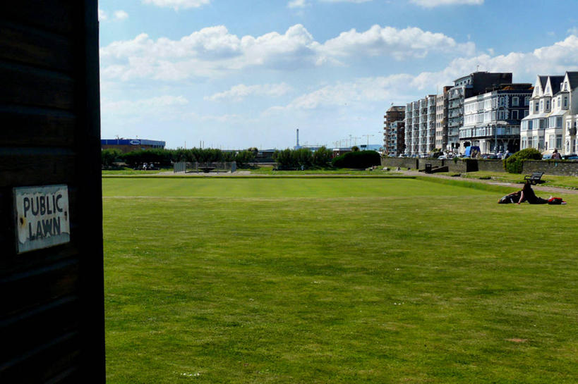 两个人,公园,躺,横图,室外,白天,草坪,城市,建筑,指示牌,英国,入口,朦胧,模糊,标志,文字,云,标识,草,天空,放松,摄影,英文字母,宁静,进口,彩图