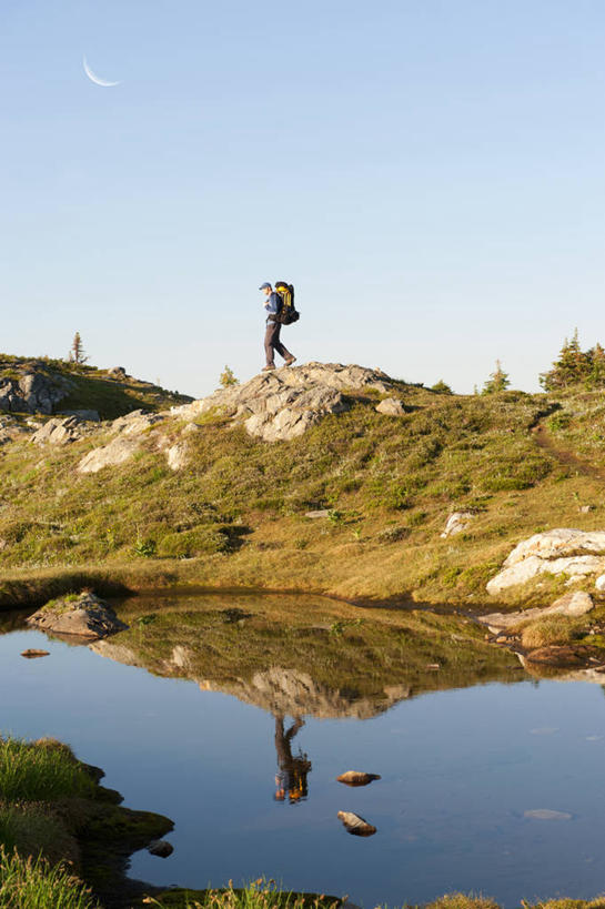 西方人,成年人,一个人,竖图,室外,白天,侧面,旅游,度假,美景,欧洲,加拿大,欧洲人,仅一个男性,仅一个人,反射,池塘,景观,半月,休闲装,娱乐,草,仅一个年轻男性,自然,背着,享受,休闲,景色,放松,摄影,早晨,自然风光,背包客,万里无云,大不列颠哥伦比亚,威尔斯格雷省立公园,清水市,冒险,男人,男性,年轻男性,白种人,年轻人,休闲活动,步行,彩图