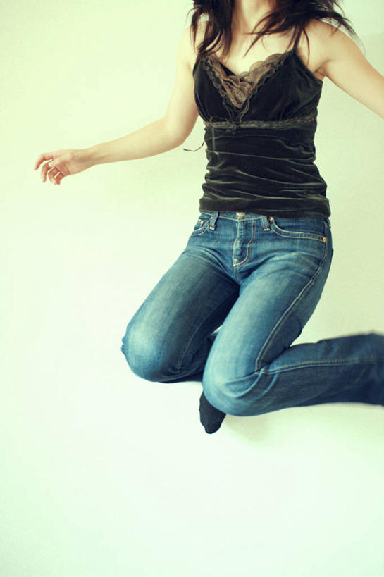 成年人,一个人,跳,竖图,幸福,日本,仅一个年轻女性,仅一个女性,仅一个人,半空,休闲装,日本人,活力,摄影,享乐,大阪府,年轻女性,女人,女性,年轻人,彩图,影棚拍摄