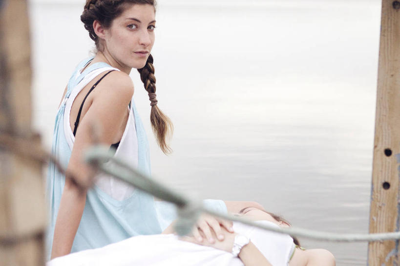 西方人,成年人,两个人,码头,躺,横图,室外,白天,度假,信心,海洋,西班牙,欧洲,欧洲人,休闲装,放松,摄影,肖像,巴伦西亚省,年轻女性,女人,白种人,年轻人,仰卧,彩图